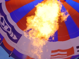 himmlisches-Erlebnis-Ballonfahren-Fesselstart-Nachtgluehen-Amstetten